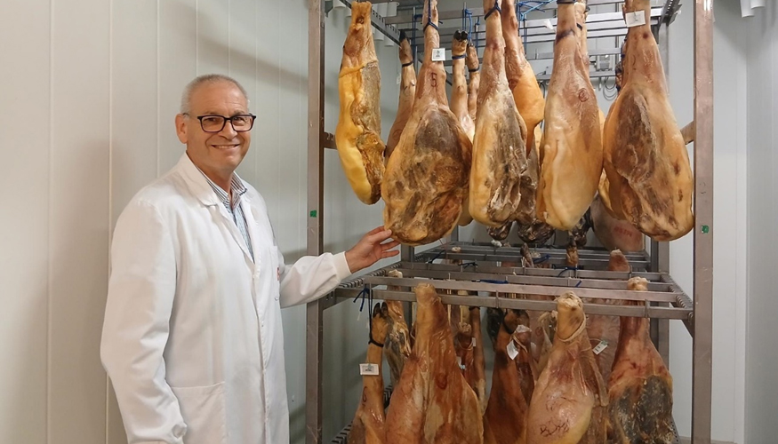 Pere Gou, en uno de los secadores de productos crnicos del IRTA Monells. Foto: IRTA. CC by 3.0.