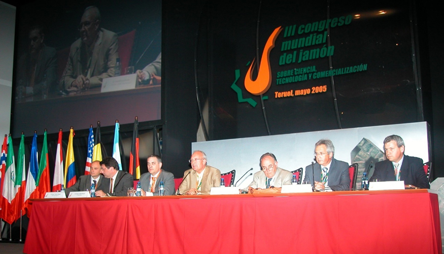 Pere Gou (primero por la derecha) participando en el Congreso mundial del jamn como experto hace dos dcadas. Foto: IRTA. CC by 3.0...