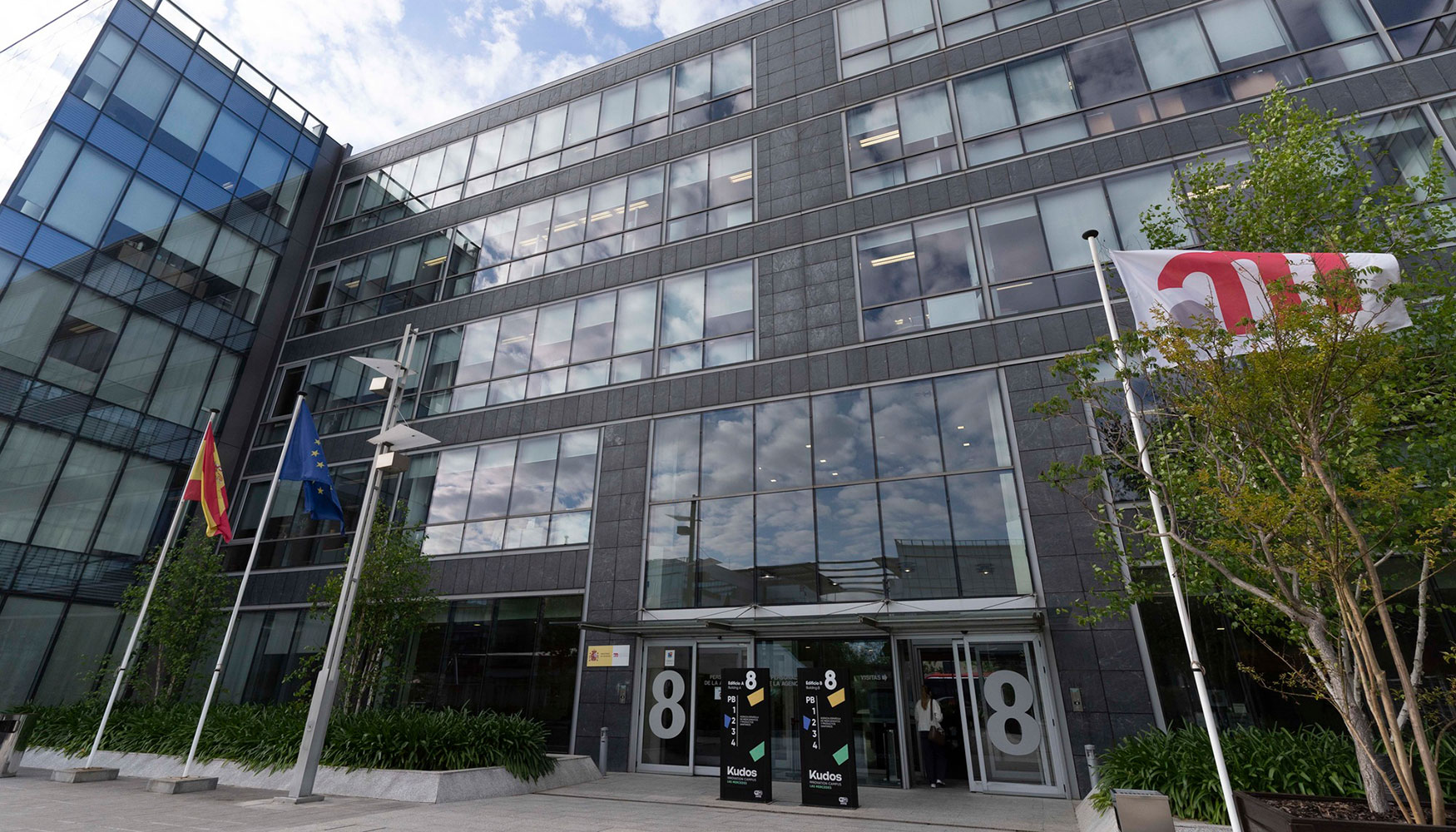 La solidez de Azure aporta a AEMPS la fiabilidad necesaria para cumplir con los requisitos tcnicos y regulatorios del sector pblico...