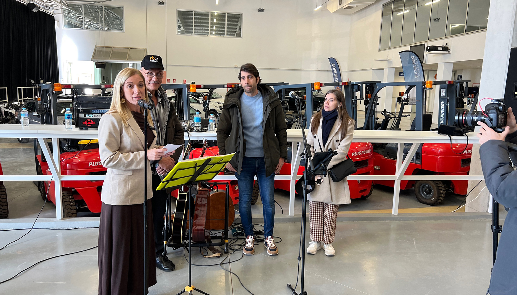 Nuria Rozas, fundadora y directora de Desafo ELA (izquierda), junto al equipo de investigacin i+12 del Hospital 12 de Octubre...