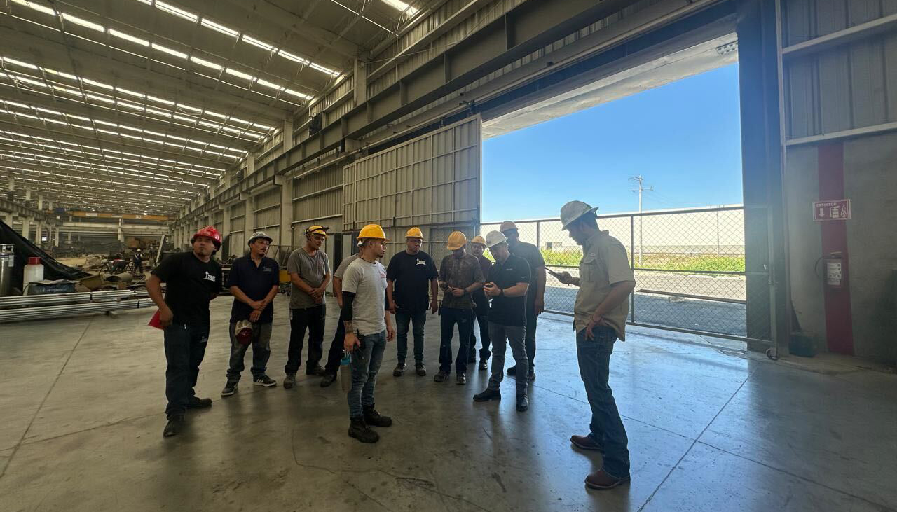 Frente a los manuales o las sesiones online, las visitas presenciales permiten trabajar directamente sobre la maquinaria real...