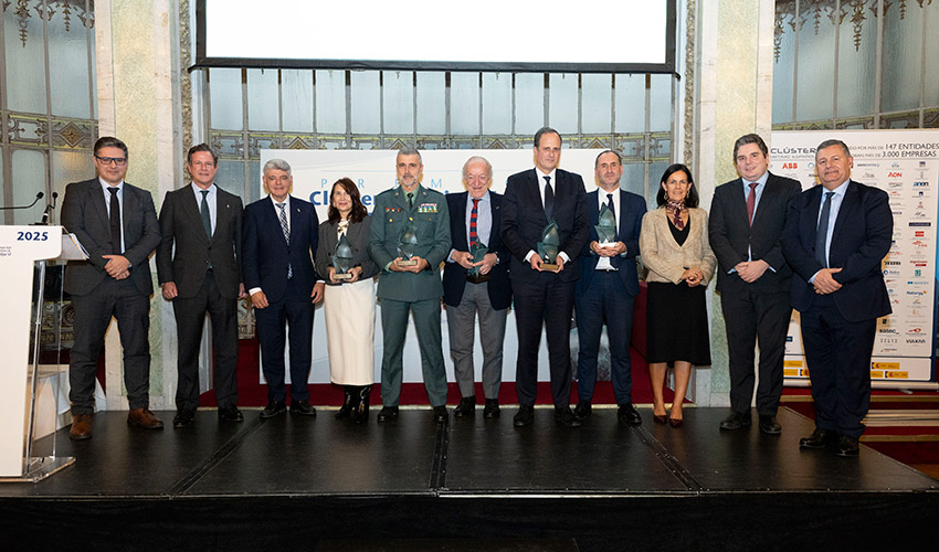 Foto de familia de los galardonados en la edicin 2025 de los Premios Clster MartimoFederico Esteve junto a miembros de la mesa presidencial y...
