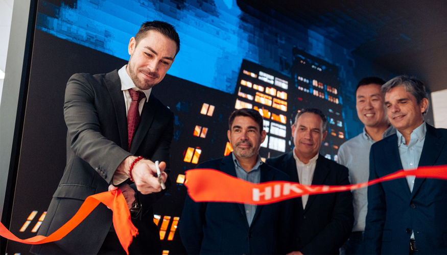 Neo, director ejecutivo de Hikvision Iberia, cort la cinta en el acto de inauguracin de la nueva sede de Madrid