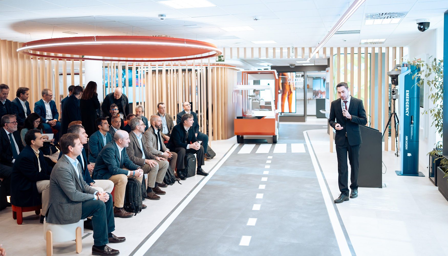 El CEO de Hikvision Iberia, Neo, se dirige a los asistentes a la inauguracin de la nueva sede