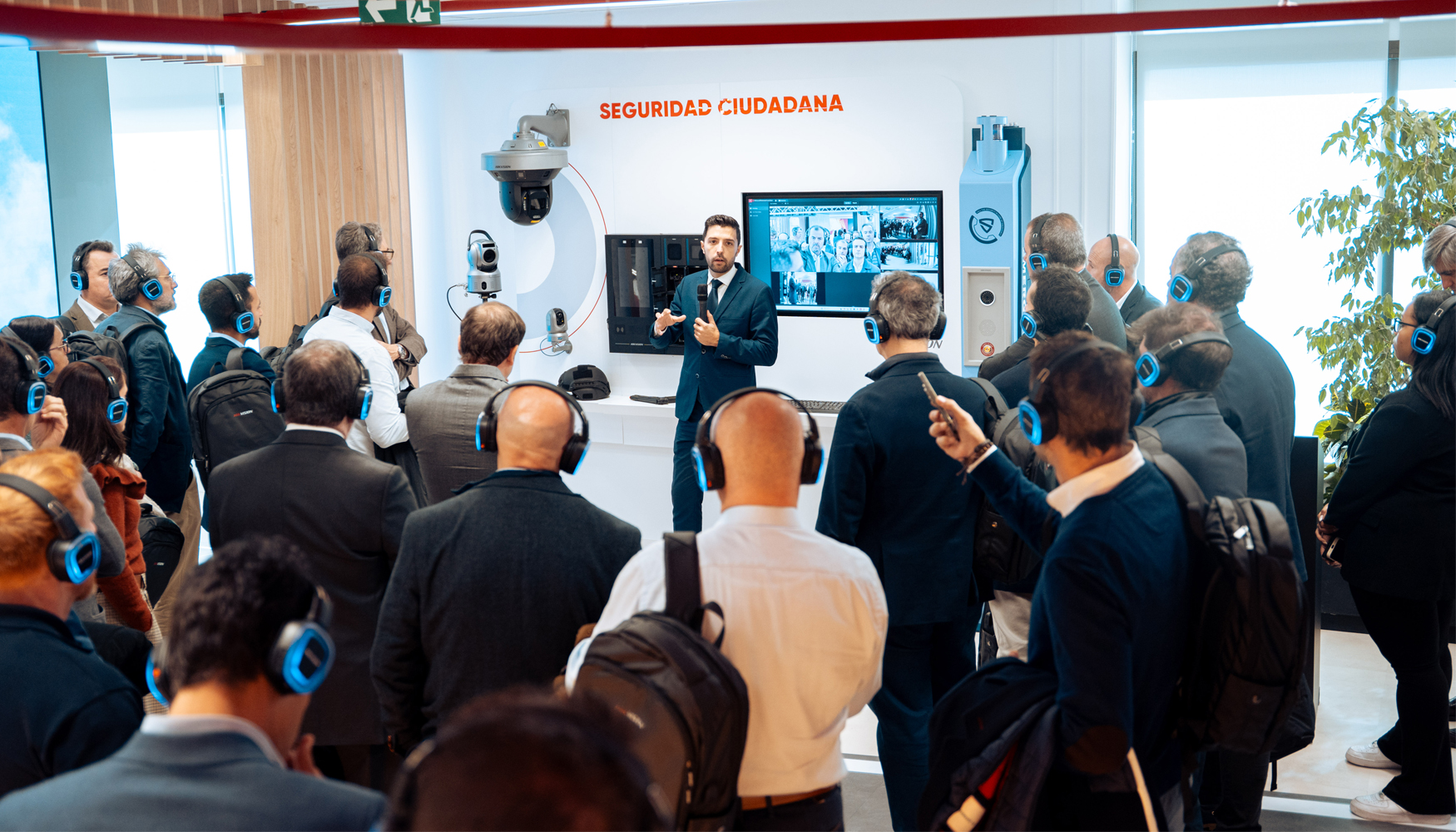 La nueva sede cuenta con un showroom que recrea escenarios reales de aplicacin en sectores estratgicos como retail, transporte, industria...