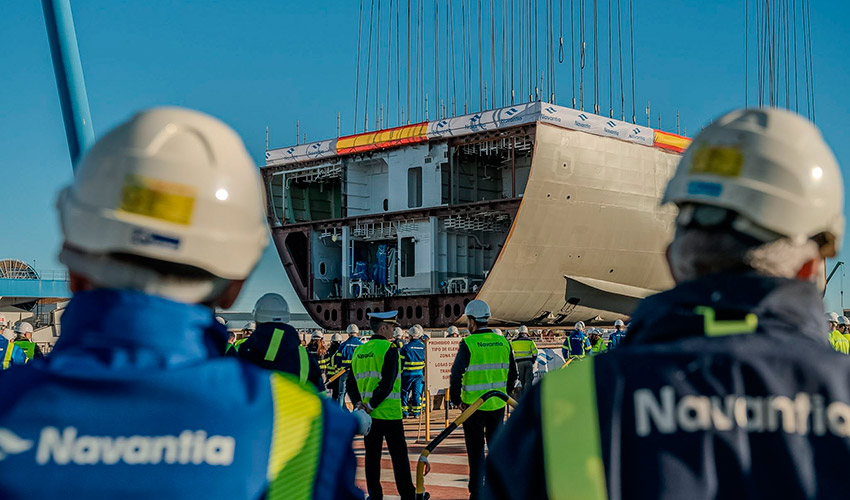 Operarios de Navantia supervisan la maniobra de descenso de la quilla del BAM-IS