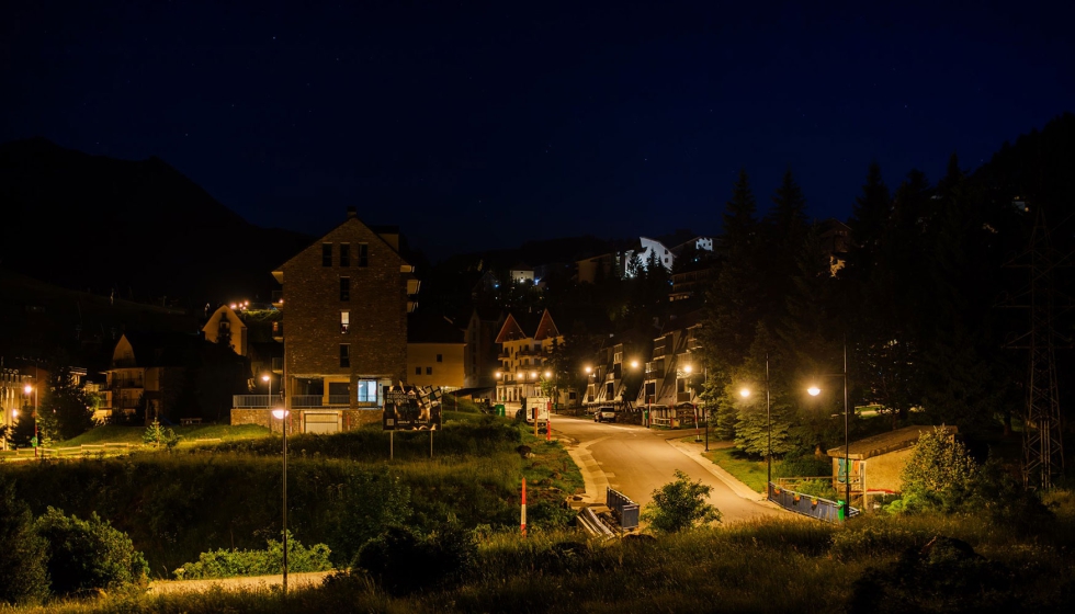 Conjunto de luminarias Pescador sobre columnas Atlas, ofreciendo una apariencia coherente y eficiente en el paisaje pirenaico...