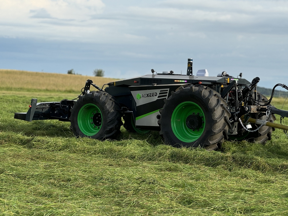 Robot aut�nomo AgXeed trabajando en labores de acondicionamiento de forraje