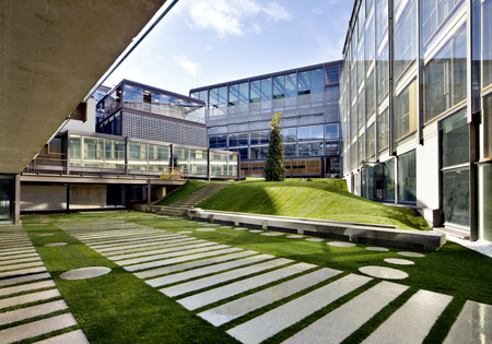 Vista del patio de la nueva sede del COAM, con La Veneciana Glassolutions Saint-Gobain