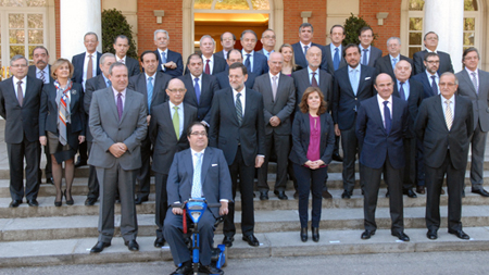 Javier Andrada, presidente de Anefa (segunda fila, primero de la derecha), con el equipo de Gobierno y los empresarios