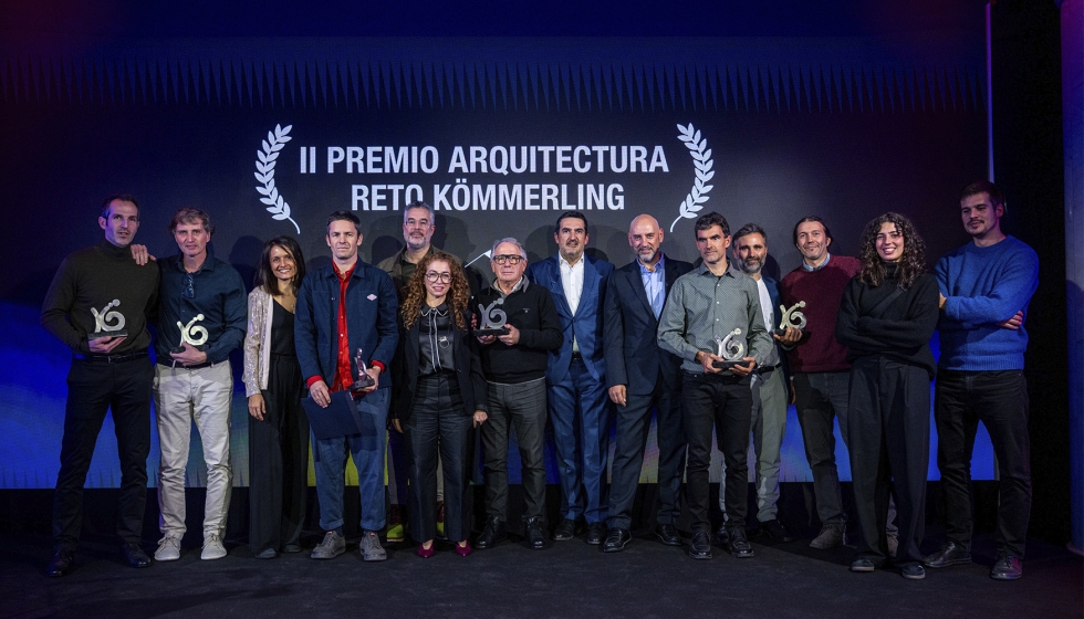 Foto de grupo de los ganadores y finalistas del II Premio de Arquitectura Reto Kmmerling, junto a lo directores generales de la firma...