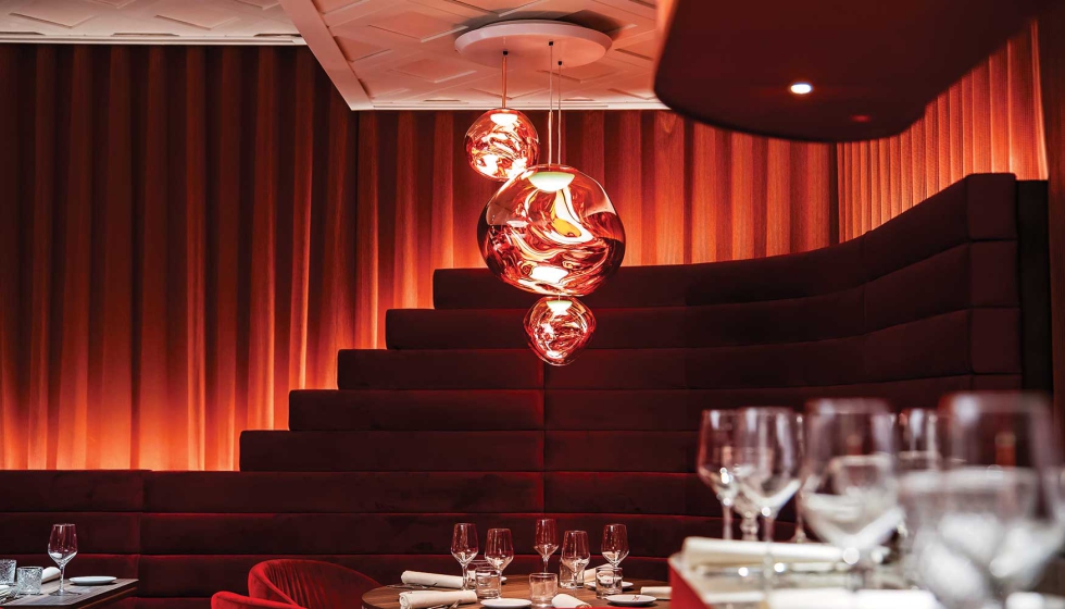 Detalle de la luminaria de Tom Dixon que dialoga con el espacio. Foto: Diego Pelz