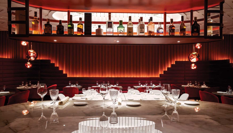 Las luminarias actan dentro de una narrativa conceptual en el interiorismo de este espectacular restuarante. Foto: Diego Pelz...