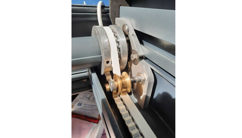 Detalle de las poleas dentadas de aluminio situadas a ambos lados de la prgola, accionadas por el motor TM-VR50B