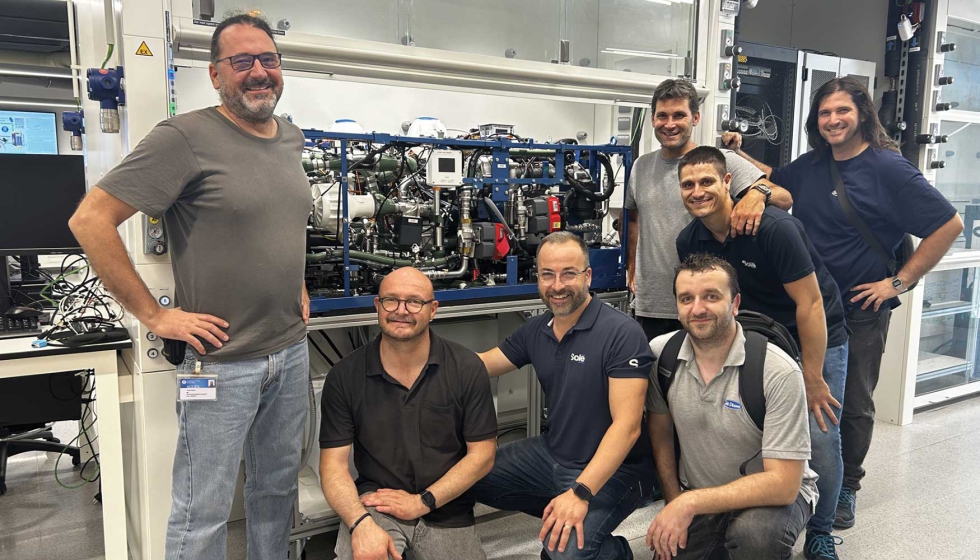 Attila Husar, director del H2 UPC Lab (izq.), junto al equipo de ingeniera de Sol Advance, liderado por Vctor Miravet. Foto: Sol/UPC...