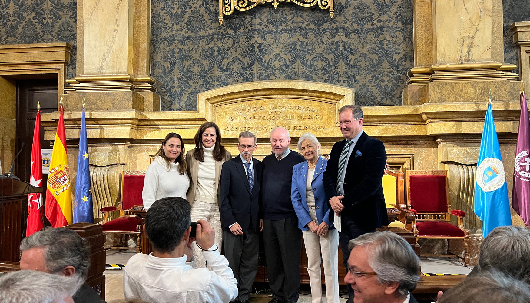 De izquierda a derecha...