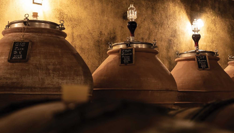 Recipientes cer�micos en la bodega Domaine Santa Duc