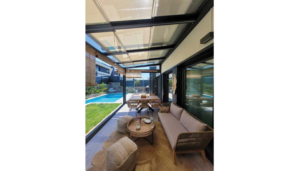 Vista del techo mvil TKM motorizado de Tecnikor con los toldos veranda integrados en la estructura