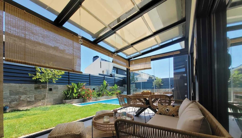 Los toldos veranda integrados en la estructura reducen la radiacin solar, minimizan el deslumbramiento y mejoran el confort trmico...