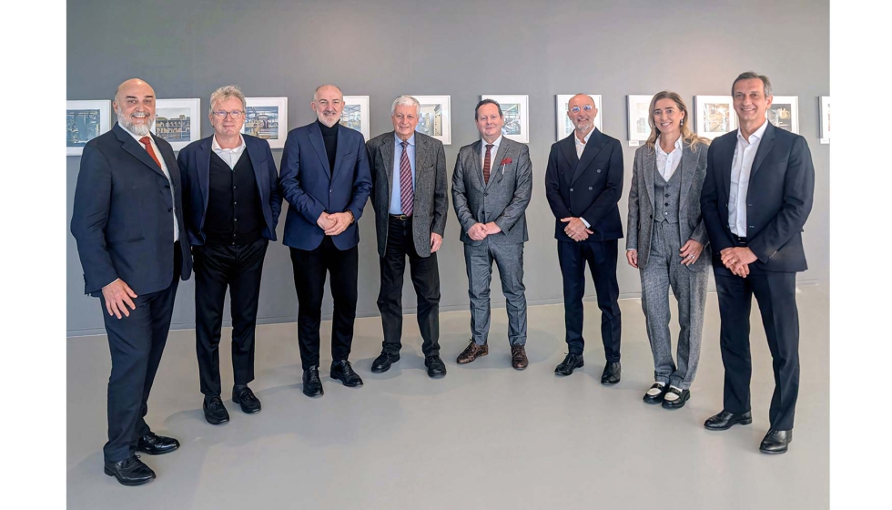 De izquierda a derecha, Enrico Aureli, presidente de SCM Group; Marco Mancini, CEO de SCM Group; los socios de Tecnest, Fabio Pettarin...