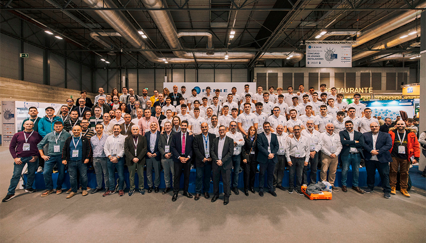 45 concursantes, acompaados de sus correspondientes tutores...