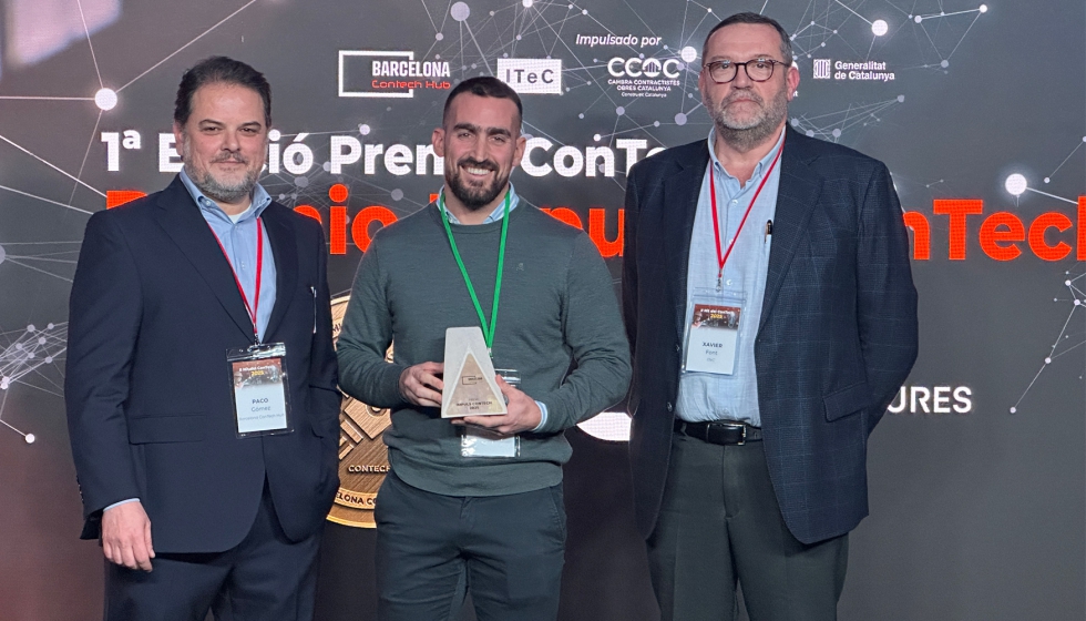 Paco Gmez Escofet, director del Barcelona ConTech Hub; Mauricio Tessi, socio fundador de Zacua Ventures con el Premio Impulso ConTech; y Xavier Font...