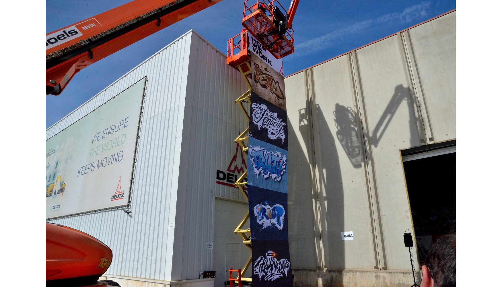 Instalacin de la bandera de las 5Ts, que fue levantada a 40 metros de altura con una mquina JLG impulsada por un motor Deutz...