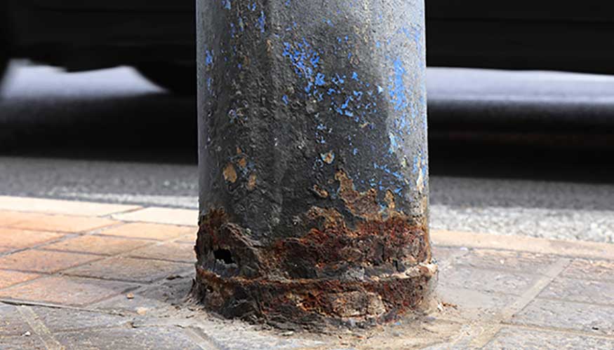 Efectos de la corrosin causada por la orina de perro en una columna de alumbrado pblico...