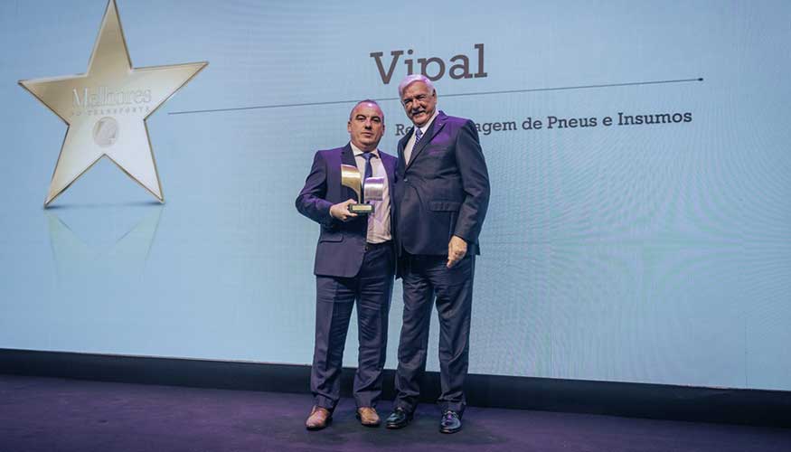 Flvio Benetti, vicepresidente de la Confederacin Nacional del Transporte, entrega el premio a Ivanir Canevese...
