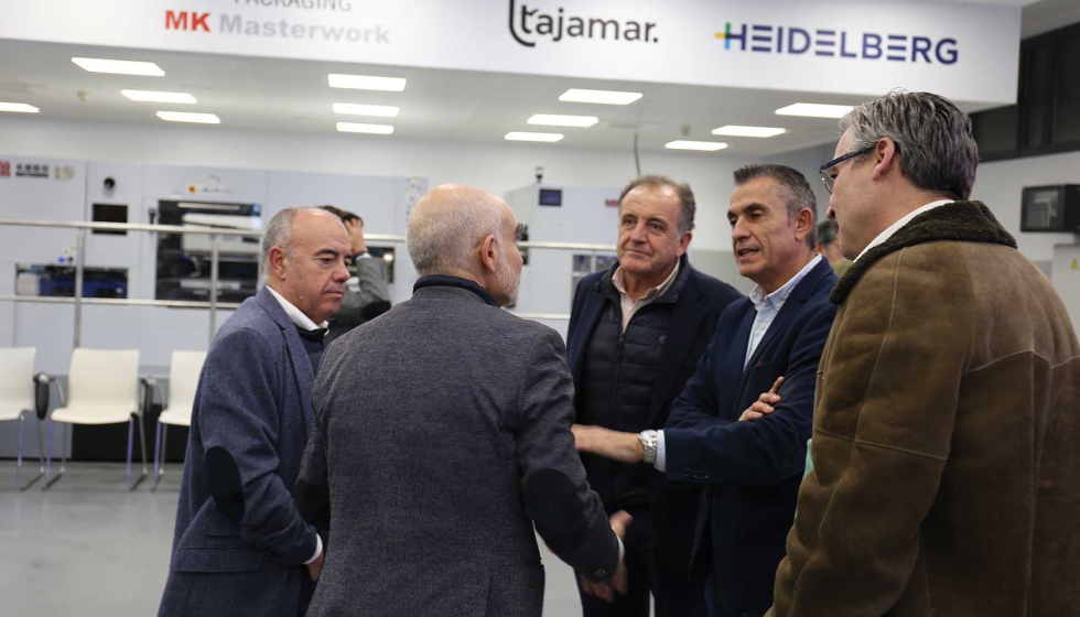 Los asistentes del evento visitando la nueva Aula Postpress Packaging