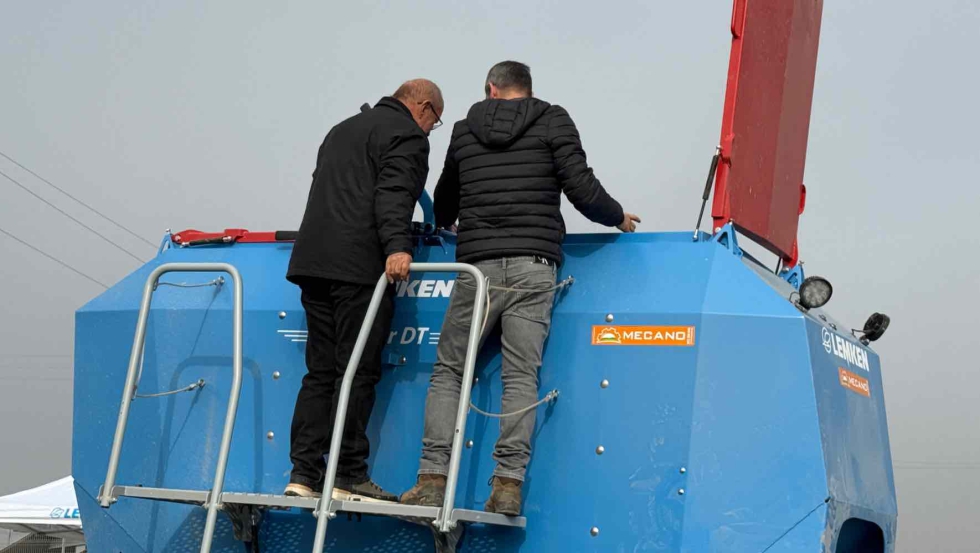 Los asistentes observaron los detalles de las mquinas presentadas