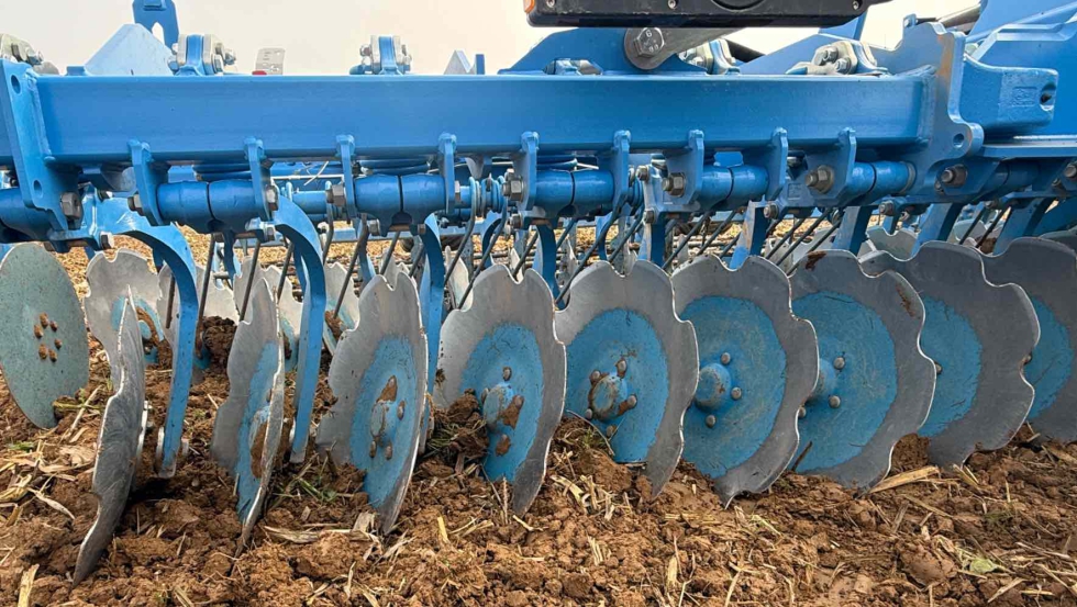 Los discos cncavos, montados individualmente con proteccin contra sobrecarga, se retraen al golpear obstculos...