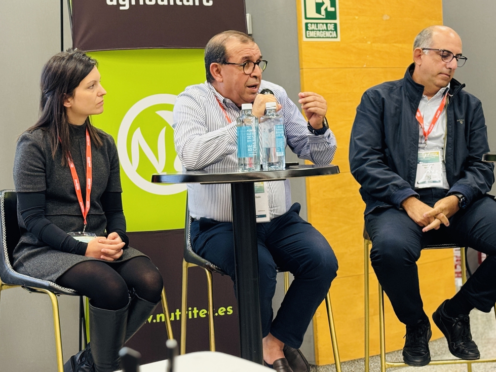 Abdelfattah Baala, CEO de la empresa WAZO de Marruecos (centro), y Ahmed Mohsen Mohamed, CEO de la compaa AMZA/EGO en Egipto...