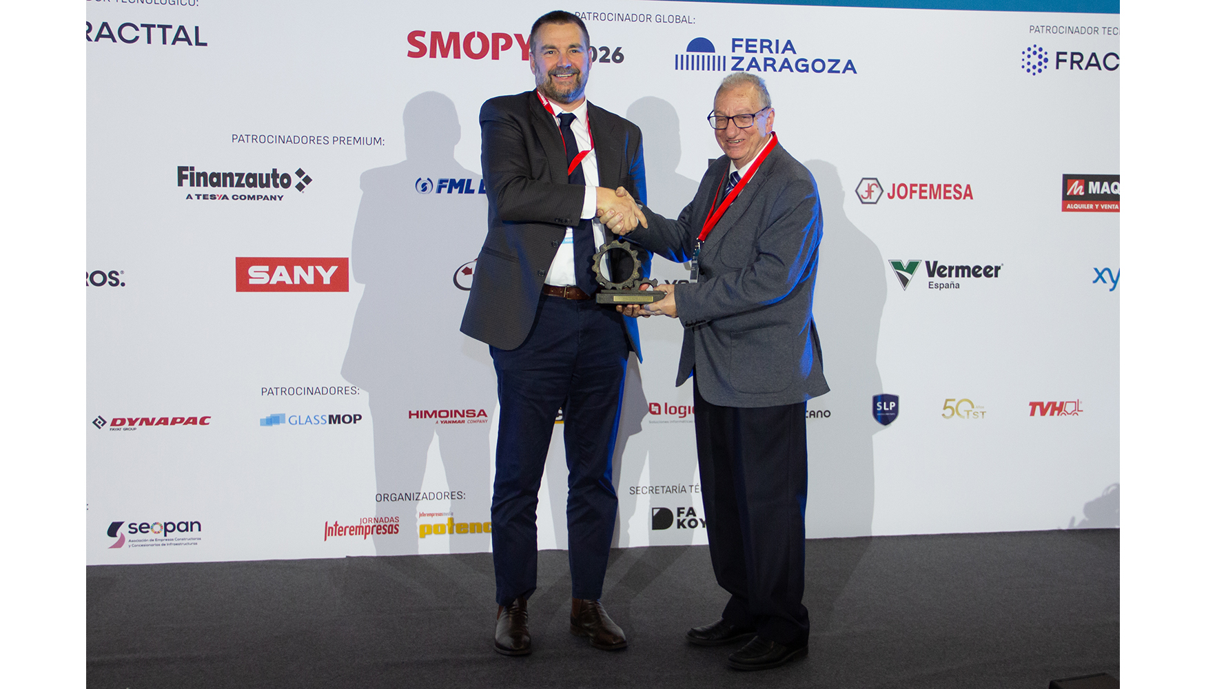 Rob Scargill, presidente de las Operaciones Mineras de Sandfire MATSA (izquierda), recoge el premio de manos de �ngel C�mara...