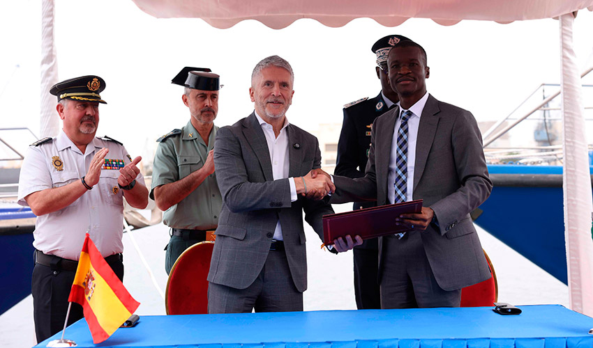 Fernando Grande-Marlaska y el ministro del Interior de Senegal, Mouhamadou Bamba Ciss, durante el acto de entrega de las patrulleras en Dakar...