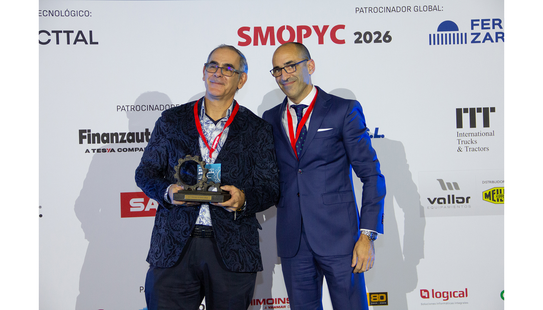 scar Nez, tcnico comercial de Perfox (izquierda) recoge el premio de manos de Jos Ferndez, presidente de Aeded (derecha)...