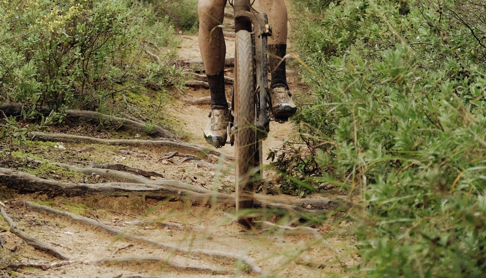 Fotografa de los Trinotal de Continental en 2,4" en plena carrera (Open Maxxis Santa Eullia de Ronana 2025)...
