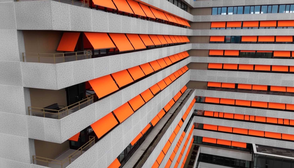 Para mejorar la sostenibilidad y la eficiencia energtica del edificio, se han instalado toldos automatizados en todas las fachadas...