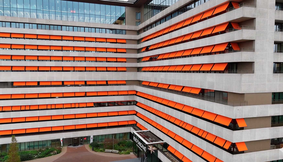 Los 670 toldos desplegables son uno de los elementos ms llamativos de la nueva fachada del edificio Het Slotervaart