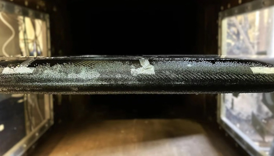 Prueba en un tnel de viento de hielo: se forman depsitos de hielo realistas en el borde de ataque integrado del ala. Foto: Fraunhofer LBF...