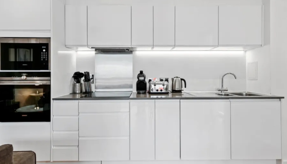 Fig. 1. Interior domstico contemporneo con exceso de iluminacin artificial blanca. Ejemplo tpico de sobreiluminacin urbana...