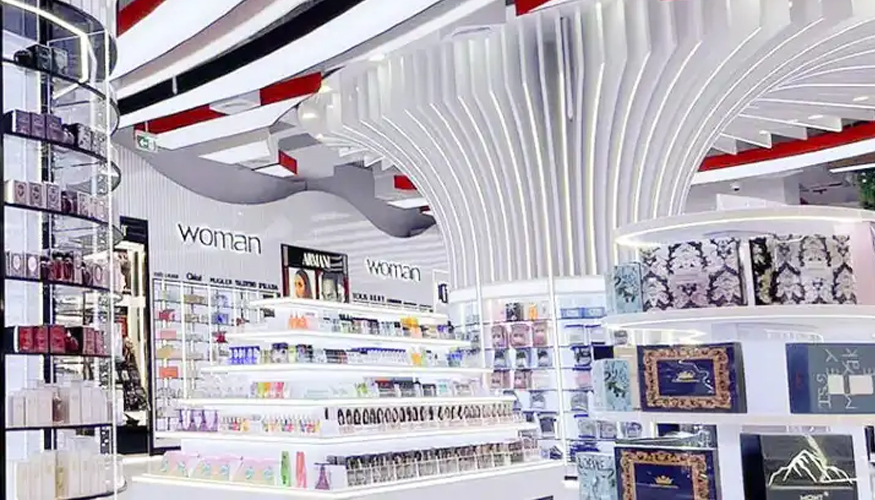 Fig. 3. La cultura del brillo: homogeneidad visual y saturacin lumnica en el espacio urbano y domstico