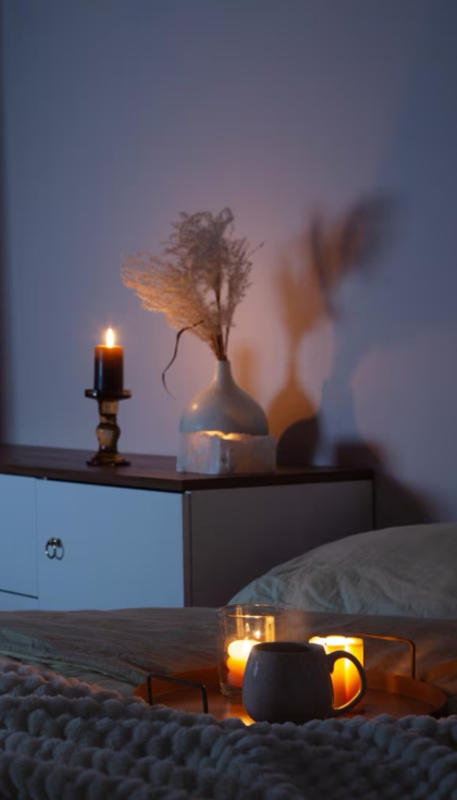 Fig. 6. Ambiente interior con iluminacin clida, donde se observan elementos decorativos que aportan una sensacin de calma y confort...