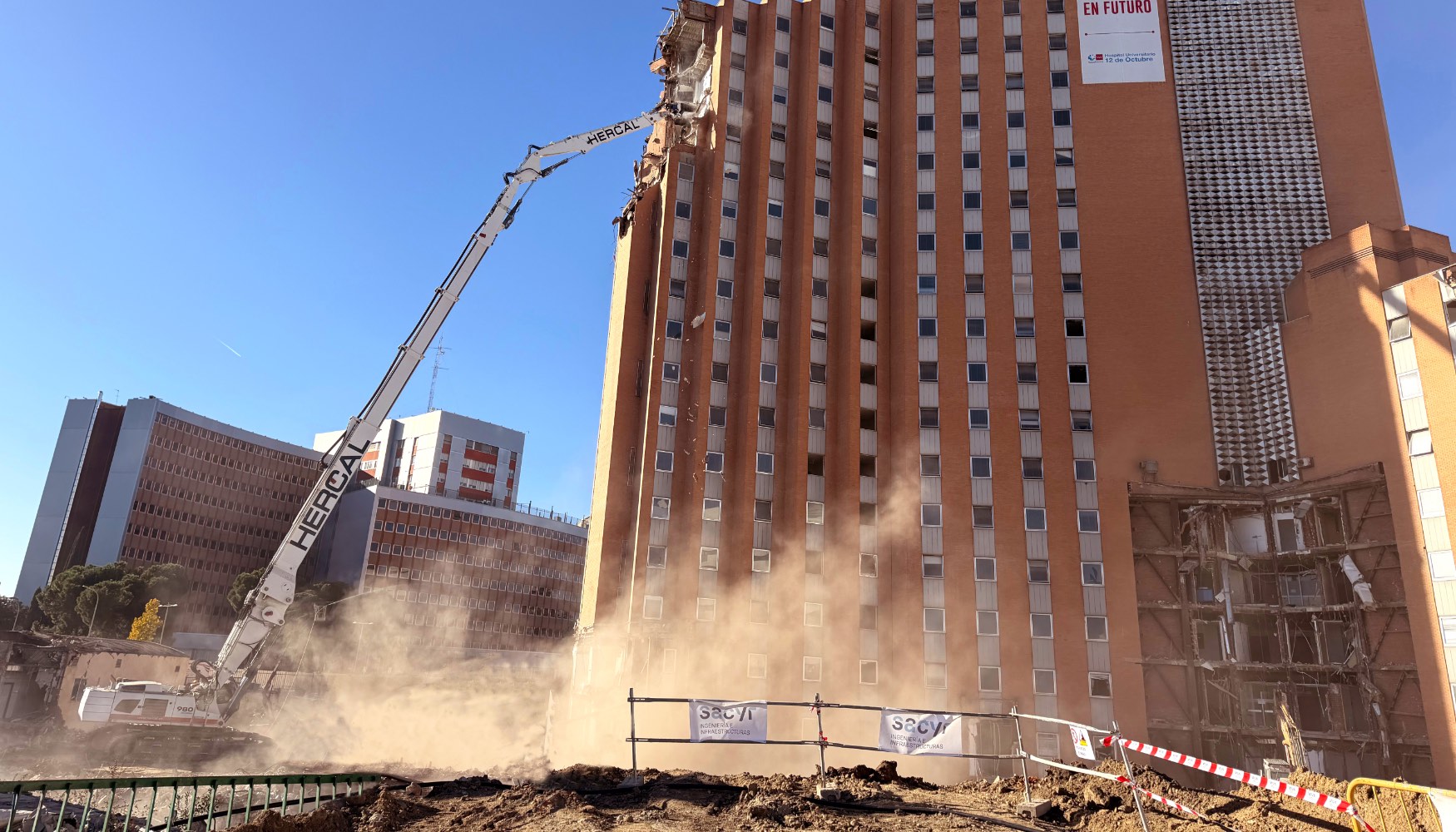 La excavadora Liebherr R 980 Demolition de Hercal, realiza la demolicin de la residencia general del hospital 12 de Octubre, en Madrid...