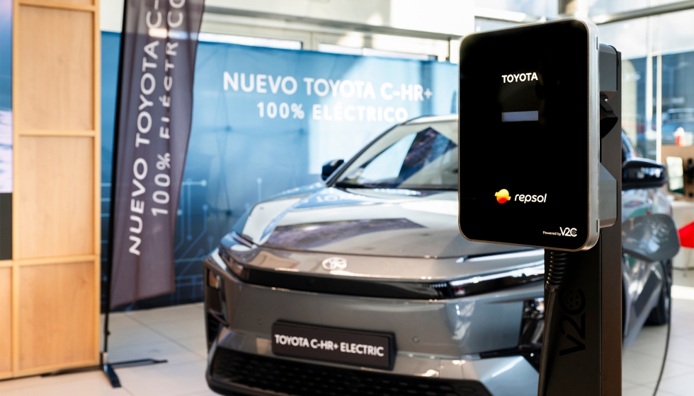 Toyota C-HR+ y cargador de Repsol