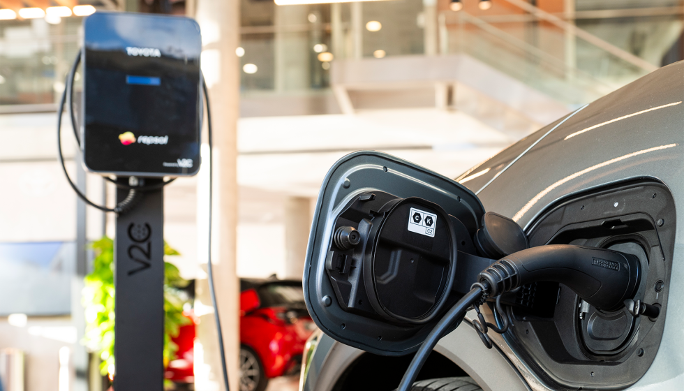 Detalle de un Toyota C-HR+ recargando en un punto de recarga de Repsol