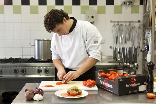 Un chef trabajando con el tomate Intense