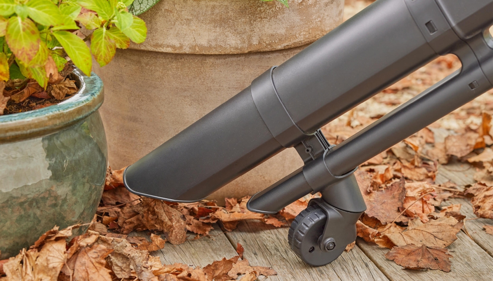 El recogedor PowerJet 18V P4A de Gardena ofrece una potencia de aspiracin de 171 litros por segundo y una velocidad de soplado de 350 kilmetros por...