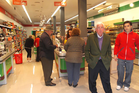 Interior del nuevo supermercado Distribuciones Moderna de Jerez, bajo la ensea Covirn