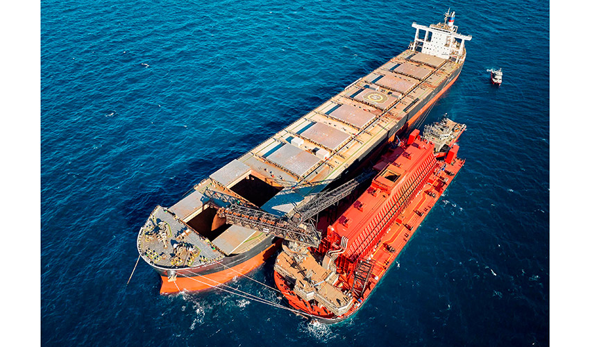 Los transbordadores transportan mineral de hierro hasta los cargueros Capesize que esperan anclados a 40 kilmetros de la costa...